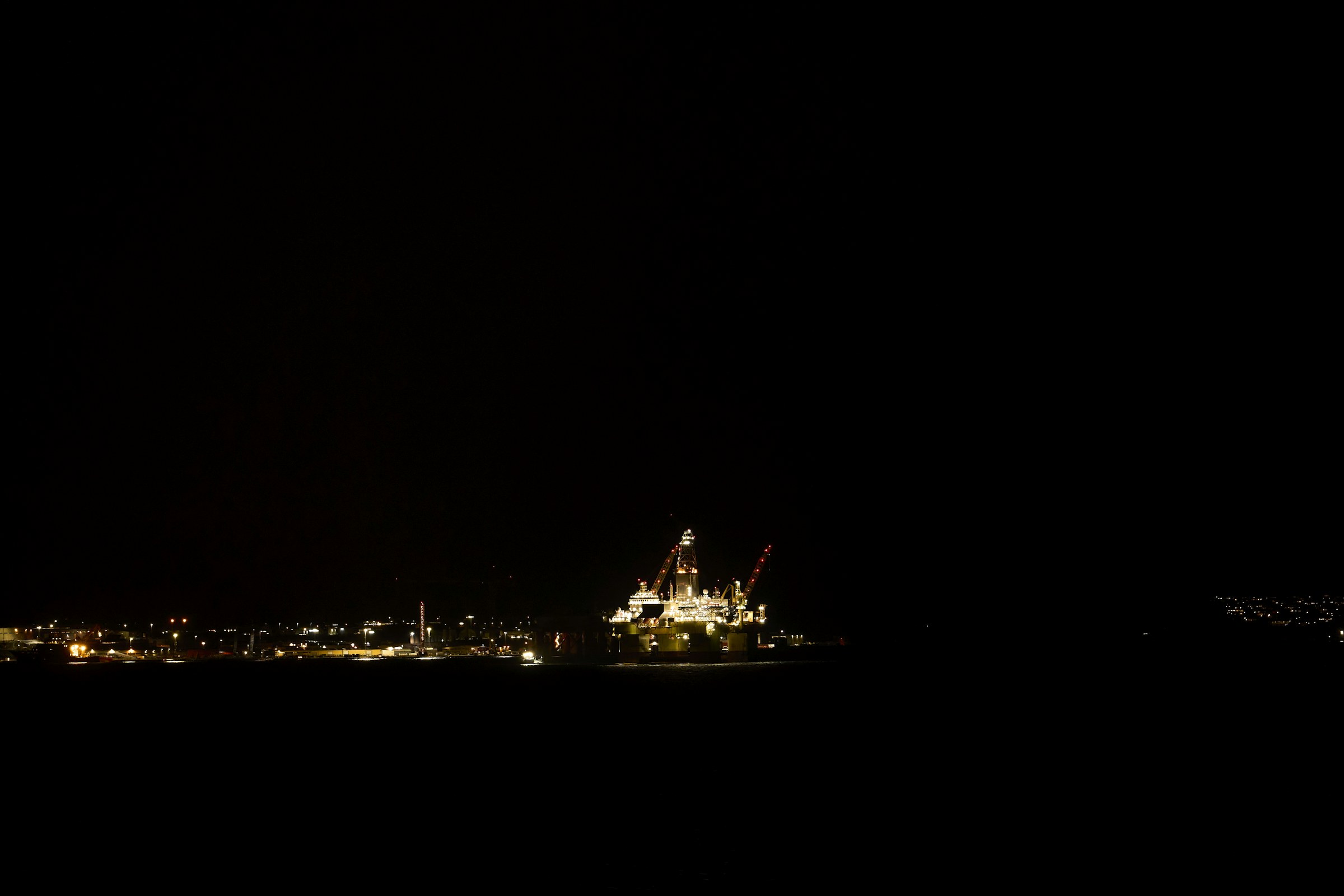 Plataforma offshore ao entardecer